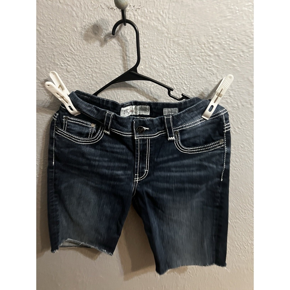 BKE Buckle Shorts Womens Size 31 Dakota Bermuda Denim Embroid Inseam 10 Inches - Picture 2 of 8